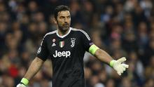Gianluigi Buffon kesal dengan wasit Michael Olivier ketika Juventus menang 3-1 atas Real Madrid di Stadion Santiago Bernabeu, Rabu (11/4/2018) atau Kamis dini hari WIB.  (AP Photo/Francisco Seco)