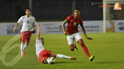 Pemain Timnas nomor 15, Hasyim Kipuw terlihat melompat menghindari terjangan pemain Kyrgyzstan (Liputan6.com/ Helmi Fithriansyah)