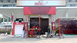 Sejumlah pekerja sedang mempersiapkan booth di Istora Senayan, Jakarta menjelang Indonesia Open 2023 pada Senin (12/06/2023). Ketua Panpel Armand Darmadji mengungkapkan bahwa tahun ini akan menjadi edisi terakhir turnamen BWF Super 1000 tersebut di Istora Senayan sebelum dipindahkan ke arena yang lebih besar yakni Indoor Multifunction Stadium. (Bola.com/Bagaskara Lazuardi)