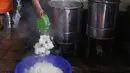Petugas memasak nasi untuk persiapan berbuka puasa di dapur umum Masjid Istiqlal, Jakarta, Senin (21/5). Menu makanan berisi nasi, sayur, lauk, air putih, dan kurma dengan total harga berkisar Rp20 ribu per kotak. (Liputan6.com/Arya Manggala)
