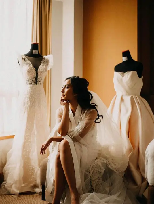 Clay mempersiapkan dua gaun yang berbeda untuk acara pemberkatan dan resepsi. (Instagram/knots.robes).