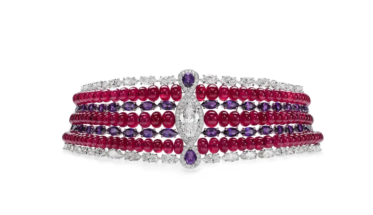 Kreativitas koleksi ini terlihat jelas di seluruh bagiannya, termasuk cincin yang menonjolkan safir kuning 127 karat, yang dipegang oleh patung emas pria bergaya antik.  [Credit: Chopard].