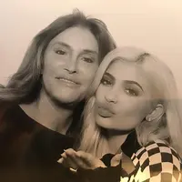 Waktu melahirkan Kylie Jenner semakin dekat. Caitlyn Jenner memohon agar bisa menemani anaknya tersebut. (instagram/caitlynjenner)