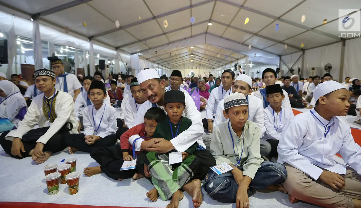 Dirut  PT Perusahaan Gas Negara (Persero) Tbk (PGN) Jobi Triananda Hasjim berkumpul dengan anak yatim piatu dan dhuafa pada  peringatan malam Nuzulul Quran di kantor PGN,  Jakarta Pusat (16/6). (Liputan6.com)