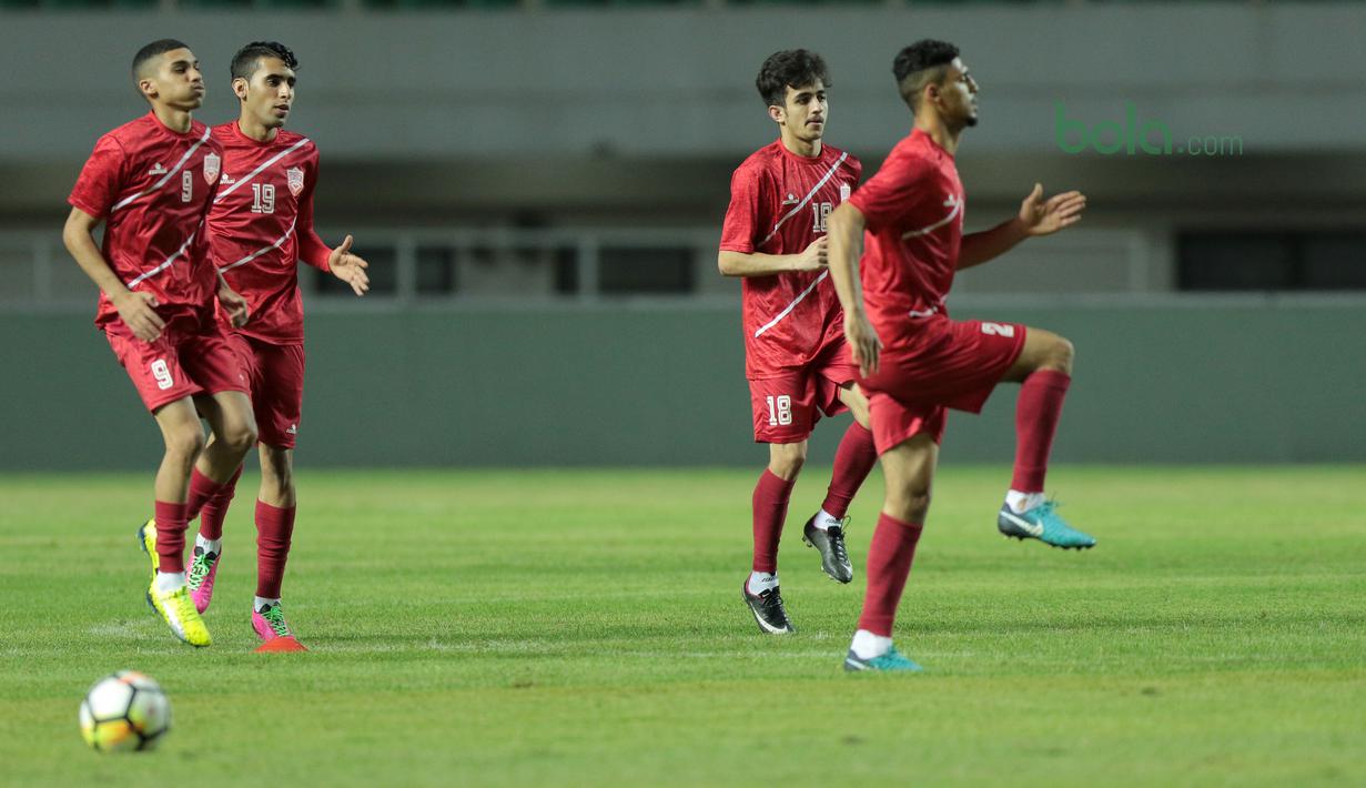 Para pemain Bahrain berlatih saat uji coba lapangan di Stadion Pakansari, Bogor, (26/4/2018). Bahrain tampil dengan pemain muda pada PSSI Anniversarry Cup 2018 . (Bola.com/Nick Hanoatubun)