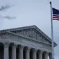 Foto pada 12 Maret 2020 ini menunjukkan gedung Mahkamah Agung AS di Washington DC, Amerika Serikat. Sejumlah bangunan ikonis (landmark) di Washington DC, termasuk Gedung Putih, terpaksa ditutup sementara untuk umum akibat wabah COVID-19 yang tengah merebak di negara itu. (Xinhua/Ting Shen)