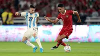 Pemain Timnas Indonesia, Marselino Ferdinan (kanan) berusaha melewati pemain Argentina, Facundo Buonanotte pada laga FIFA Matchday di Stadion Utama Gelora Bung Karno (SUGBK), Senayan, Jakarta, Senin (19/06/2023). (Bola.com/Bagaskara Lazuardi)