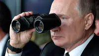 Presiden Rusia Vladimir Putin memegang teropong saat menonton latihan militer Center-2019 di lapangan tembak Donguz dekat Orenburg, Rusia, 20 September 2019. Presiden Rusia Vladimir Putin memperingatkan bahwa dia tidak akan ragu menggunakan senjata nuklir untuk menangkal upaya Ukraina merebut kembali kendali atas wilayah yang didudukinya yang akan diserap Moskow. (Alexei Nikolsky, Sputnik, Kremlin Pool Photo via AP, File)