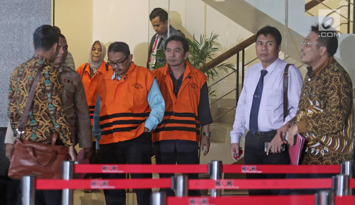 Tersangka anggota DPRD Malang Wiwik Hendri Astuti, M Zainudin dan Suprapto mengenakan rompi tahanan usai menjalani pemeriksaan di Gedung KPK, Jakarta, Rabu (28/3). 5 anggota DPRD Malang resmi ditahan atas dugaan suap APBD-P. (Liputan6.com/Herman Zakharia)