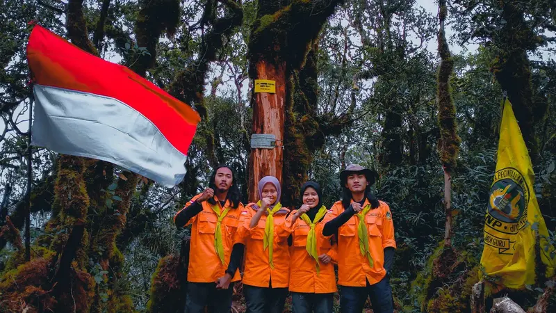 Pendaki melakukan ekspedisi di Gunung Mande Rubiah