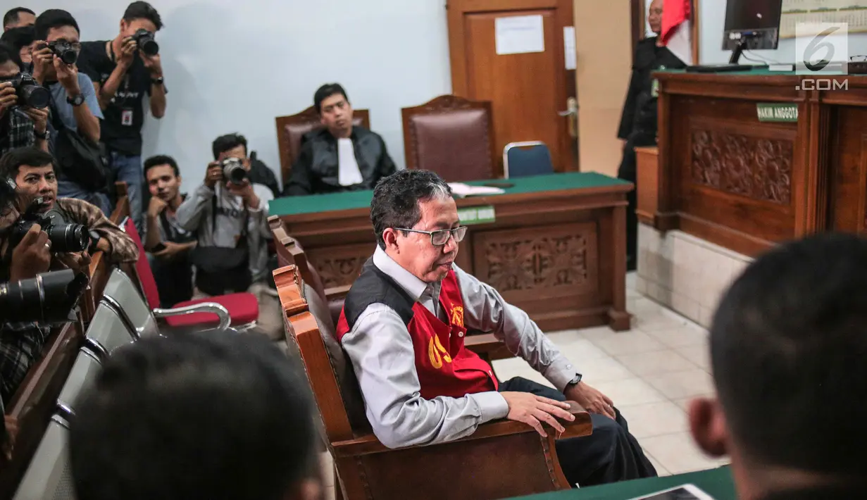 Terdakwa kasus dugaan penghilangan barang bukti pengaturan skor, Joko Driyono menjalani sidang putusan di PN Jakarta Selatan, Selasa (23/7/2019). Joko Driyono dinyatakan bersalah atas perkara pengrusakan barang bukti dengan vonis hukuman 1 tahun 6 bulan penjara. (Liputan6.com/Faizal Fanani)
