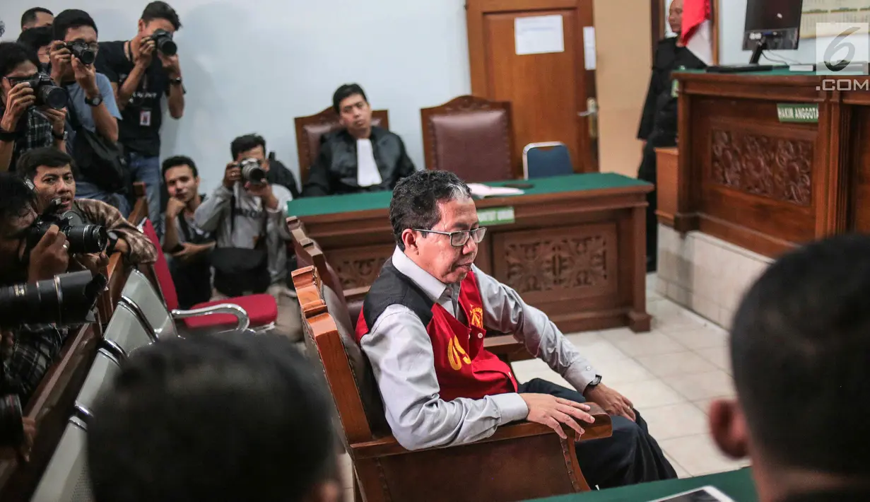 Terdakwa kasus dugaan penghilangan barang bukti pengaturan skor, Joko Driyono menjalani sidang putusan di PN Jakarta Selatan, Selasa (23/7/2019). Joko Driyono dinyatakan bersalah atas perkara pengrusakan barang bukti dengan vonis hukuman 1 tahun 6 bulan penjara. (Liputan6.com/Faizal Fanani)