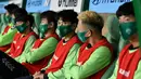 Para pemain Jeonbuk Hyundai Motors menggunakan masker saat melawan Suwon Samsung Blue Wings pada laga K-League di Stadion Jeonju, Korea Selatan, Jumat (8/5/2020). Kembali bergulir di tengah wabah corona, K-League tanpa penonton. (AFP/Jung Yeon-Je)