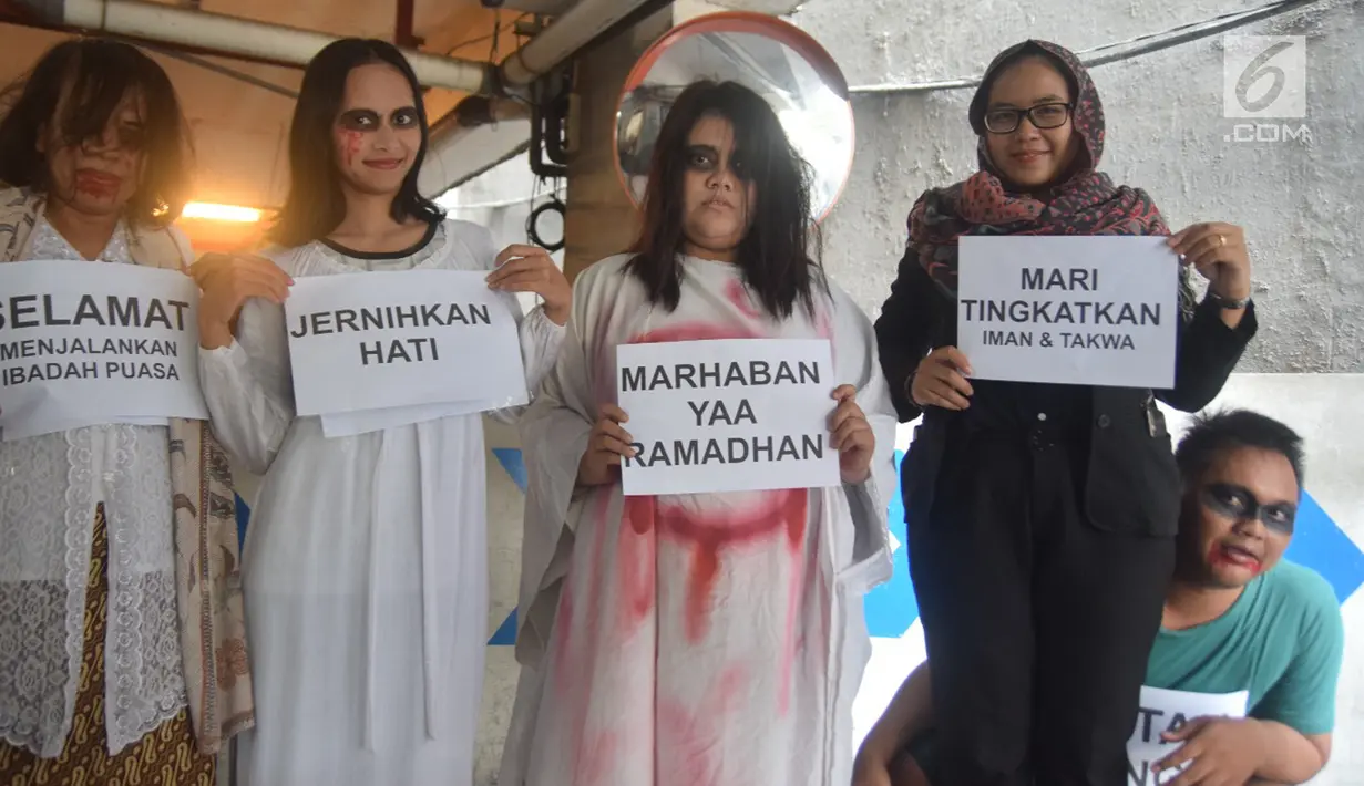 Sejumlah karyawan Star Hotel Semarang mengadakan teatrikal 'merantai setan' di parkiran bawah hotel, Selasa (15/5). Aksi menyambut bulan Ramadan tersebut memiliki filosofi setan yang “dikerangkeng” dan dijauhkan dari para hamba-Nya. (Liputan6.com/Gholib)