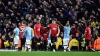 Pemain bereaksi terhadap barang-barang yang dilemparkan oleh penggemar Manchester City terhadap pemain Manchester United pada pertandingan Liga Inggris di Etihad Stadium, Manchester, Inggris, Sabtu (7/12/2019). Manchester United menang 2-1. (AP Photo/Rui Vieira)