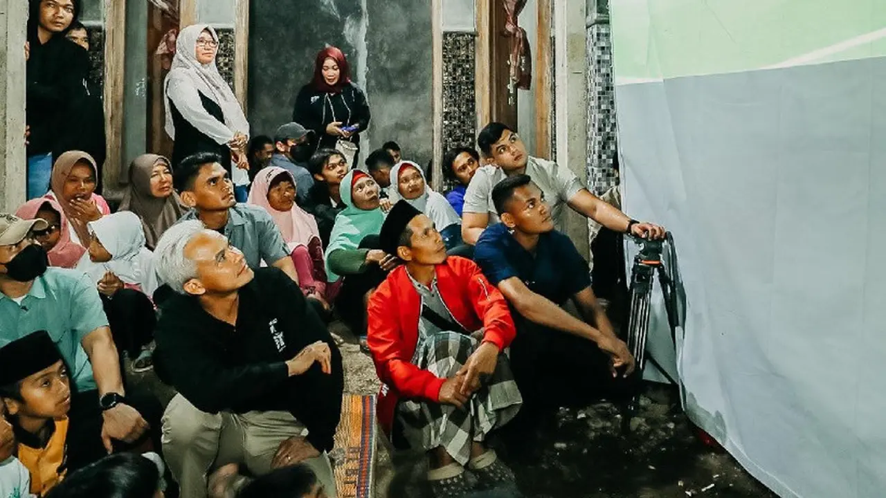 Ganjar Pranowo Nobar Timnas Lewat Layar Tancap Saat Berkunjung ke Banjarnegara