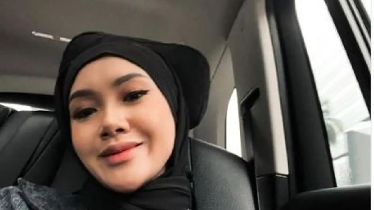 Cita Citata Padu Padan Busana dengan Jilbab Hitam