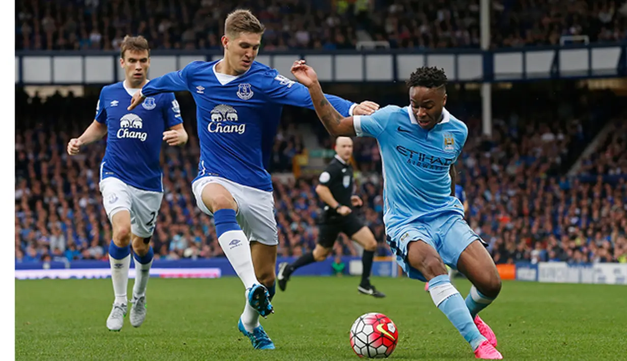 Pemain  Manchester City, Raheem Sterling berusaha melewati bek Everton, John Stones pada laga Liga Premier Inggris di Stadion Goodison Park, Inggris, Minggu (24/8/2015). City berhasil menaklukan Everton 2-0. (Reuters/Andrew Yates)