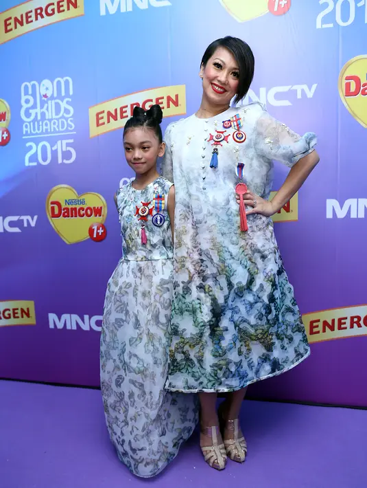 Sebelum mewujudkan keinginan anaknya menjadi penyanyi, Nola B3 membutuhkan waktu dua tahun merenungkannya. Mengingat masih anak-anak. Waktu akan banyak dikorbankan. Di tambah lagi musik di Indonesia yang sedikit suram. (Andy Masela/Bintang.com)