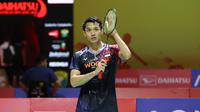 Jonatan Christie menang 21-13 dan 21-15 atas pebulutangkis Chinese Taipei, Su Li Yang, pada pertandingan babak pertama Indonesia Masters 2025 di Istora Senayan, Rabu (22/1/2025). (Bola.com/Abdul Aziz)