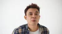 Guntur Wibowo Vokalis Close To Breathe Keluarkan EP Birahi: Sentilan terhadap Realita Asmara Remaja dan Media Sosial