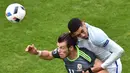 Pemain Inggris, Chris Smalling (kanan) berebut bola dengan Gareth Bale pada laga Euro 2016 grup B di Stadion Bollaert-Delelis, Lens, Kamis (16/6/2016). (AFP/Philippe Huguen)