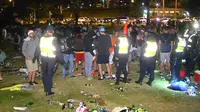 Pengunjung pesta meninggalkan kekacauan besar, termasuk botol kaca yang pecah dalam jumlah banyak. (ABC News)