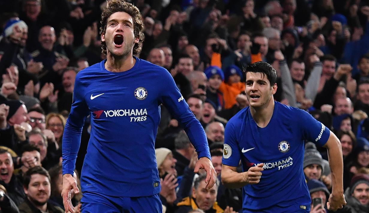 Pemain Chelsea, Marcos Alonso (kiri) merayakan gol bersama rekannya Alvaro Morata saat melawan Brighton pada laga Premier League di Stamford Bridge, London, (26/12/2017). Chelsea menang 2-0. (AFP/Ben Stansall)