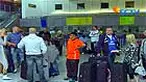 Gumpalan awan abu dari gunung berapi Islandia terus menimbulkan dampak buruk bagi layanan penerbangan. Bandara-bandara di Inggris, Skotlandia, dan Irlandia Utara terpaksa tutup untuk mengantipasi kecelakaan. 