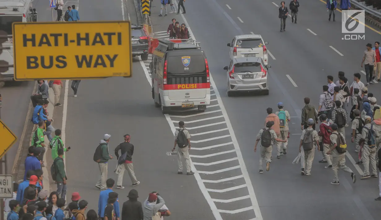 Kendaraan dinas milik polisi dilempari oleh massa aksi saat melintasi jalan tol seberang Gedung DPR/ MPR RI, Jakarta, Selasa (24/9/2019). Selain menutup ruas tol, kendaraan dinas pemerintah dan milik polisi jadi korban pelemparan dan perusakan oleh mahasiswa. (Liputan6.com/Faizal Fanani)