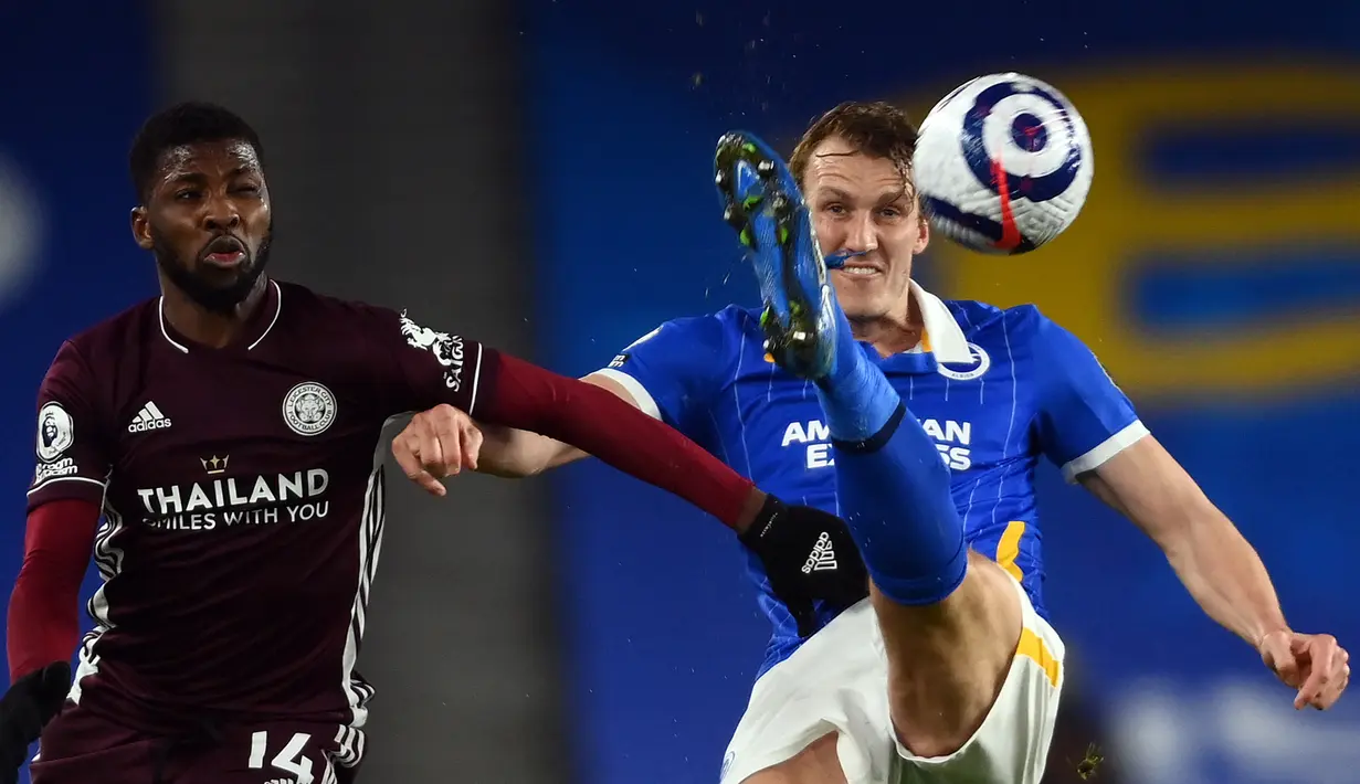 Bek Brighton and Hove Albion, Dan Bum (kanan) menguasai bola dibayangi striker Leicester City, Kelechi Iheanacho dalam laga lanjutan Liga Inggris 2020/21, Minggu (7/3/2021) di American Express Community Stadium. Brighton kalah 1-2 dari Leicester City. (AFP/Mike Hewitt/Pool)