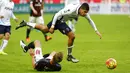 Bek Bologna, Adam Masina (kanan) berusaha mengejar bola dari kawalan gelandang AC Milan, Keisuke Honda pada laga liga italia di Stadion San Siro, Milan, Italia (7/1/2016). Bolagna menang atas AC Milan dengan skor 1-0. (REUTERS/Stefano Rellandini)