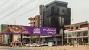 <p>Kendaraan yang hancur terlihat di luar markas Biro Pusat Statistik Sudan yang terbakar di Jalan al-Sittin (enam puluh) di selatan Khartoum, Sudan, Senin (29/5/2023). Dalam enam minggu peperangan perkotaan di Sudan, Proyek Data Lokasi dan Peristiwa Konflik Bersenjata menyatakan lebih dari 1.800 orang telah tewas. (AFP)</p>