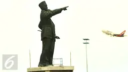 Proyek pengerjaan patung Soekarno-Hatta di kawasan bandara internasional Soekarno Hatta, Tangerang, Banten, (27/1/16). Pemasangan kembali patung Soekarno dan Hatta tersebut ditargetkan akan selesai pada bulan Febuari 2016. (Liputan6.com/Faisal R Syam)
