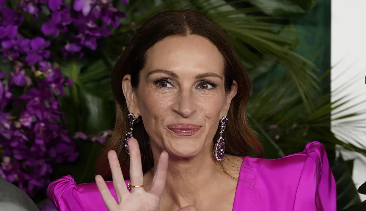 Julia Roberts melambaikan tangan saat tiba menghadiri pemutaran perdana film "Ticket to Paradise" di Regency Village Theatre di Westwood, California, pada 17 Oktober 2022. Julia tampak sangat memukau dengan rambut merahnya yang terkenal ditata menjadi gelombang longgar romantis yang mengalir di punggungnya. (AP Photo/Chris Pizzello)