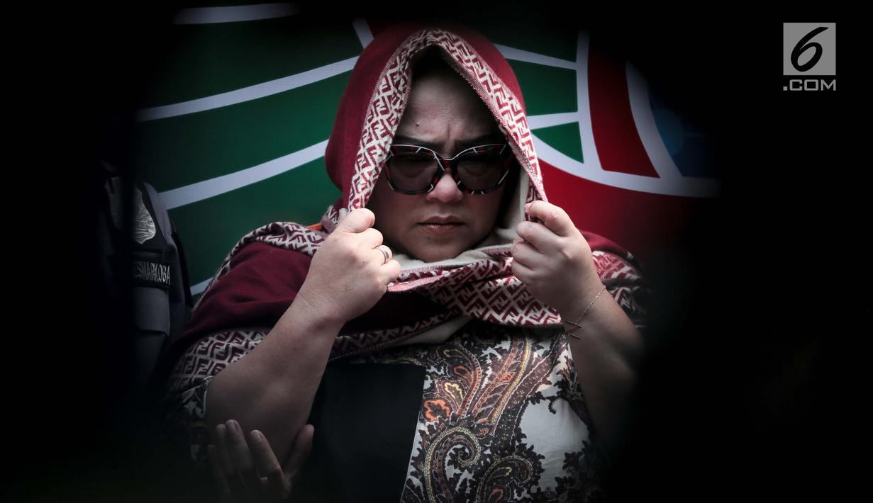 Komedian Tri Retno Prayudati alias Nunung saat dihadirkan dalam rilis kasus narkoba di Polda Metro Jaya, Jakarta, Senin (22/7/2019). Nunung ditangkap bersama suaminya, July Jan Sambiran, usai bertransaksi narkoba dengan tersangka TB di kediaman mereka. (Liputan6.com/Faizal Fanani)