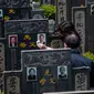 Peziarah membersihkan batu nisan keluarga mereka untuk menyambut festival Ching Ming dikomplek pemakaman di Shanghai (3/4). Mereka berdoa di depan nenek moyang, menyapu pusara dan bersembahyang. (AFP/Johannes Eisele)