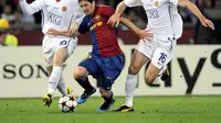Pemain Barcelona, Lionel Messi (kanan) dan bomber Manchester United, Wayne Rooney, saling berebut bola, beberapa waktu lalu. Messi memberikan dukungan pada Rooney untuk tampil pada ajang Euro 2016.  (EPA/Daniel Dal Zennaro)