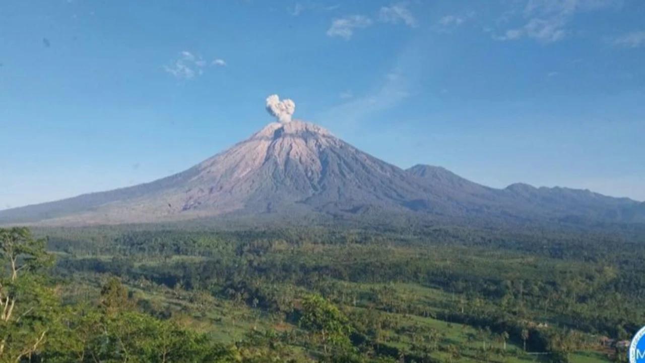Gunung Semeru Erupsi Pagi Ini, Semburan Awan Panas Sejauh 2 Km di Atas Puncak