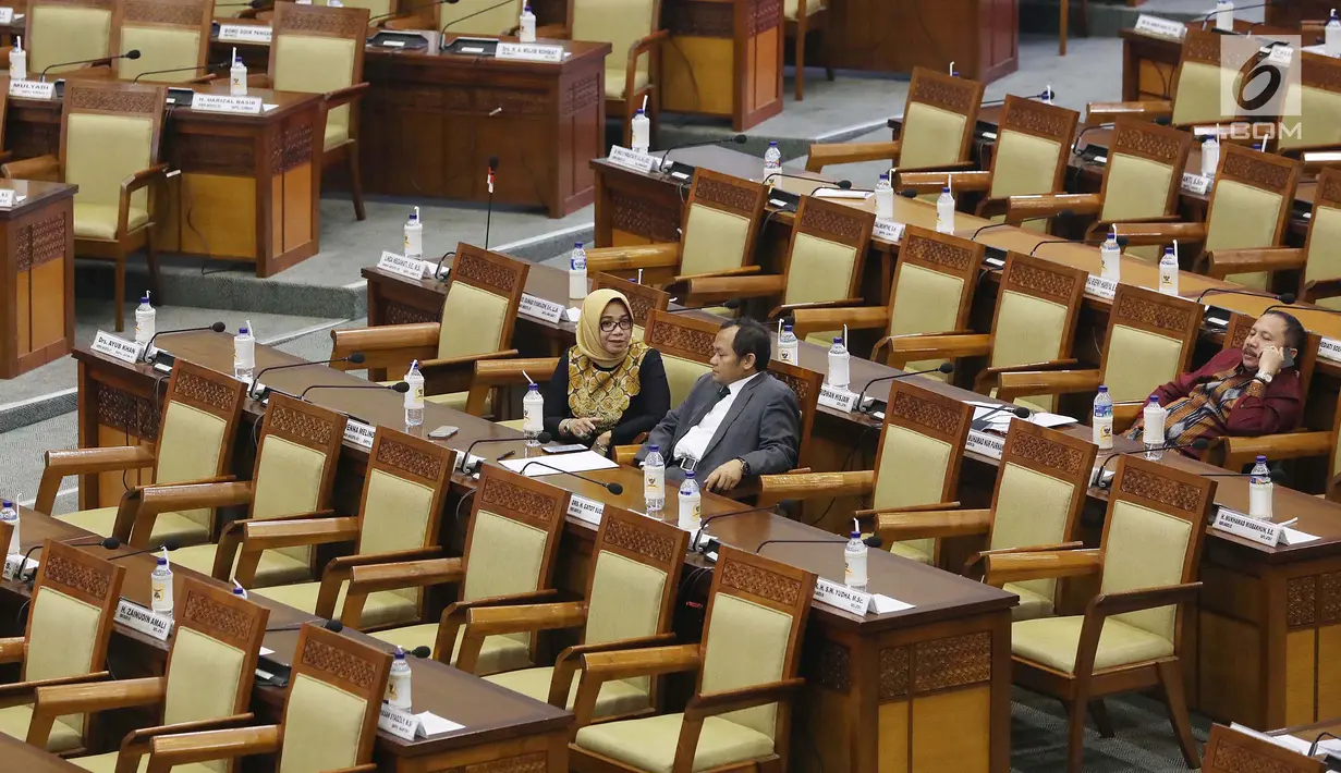 Dua anggota dewan berbincang disela rapat paripurna DPR di Kompleks Parlemen, Senayan, Jakarta, Selasa (10/7). Rapat yang dipimpin Wakil Ketua Agus Hermanto itu dihadiri 225 orang dari total 560 anggota DPR. (Liputan6.com/Johan Tallo)