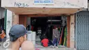 Sejumlah pedagang mulai beraktifitas pasca bentrokan menolak penggusuran pada Kamis (20/08) di Jalan Jatinegara Barat, Sabtu (22/08/2015). Kini para pedagang mulai kembali beraktifitas walau belum ramai seperti biasa. (Liputan6.com/Andrian M Tunay) 
