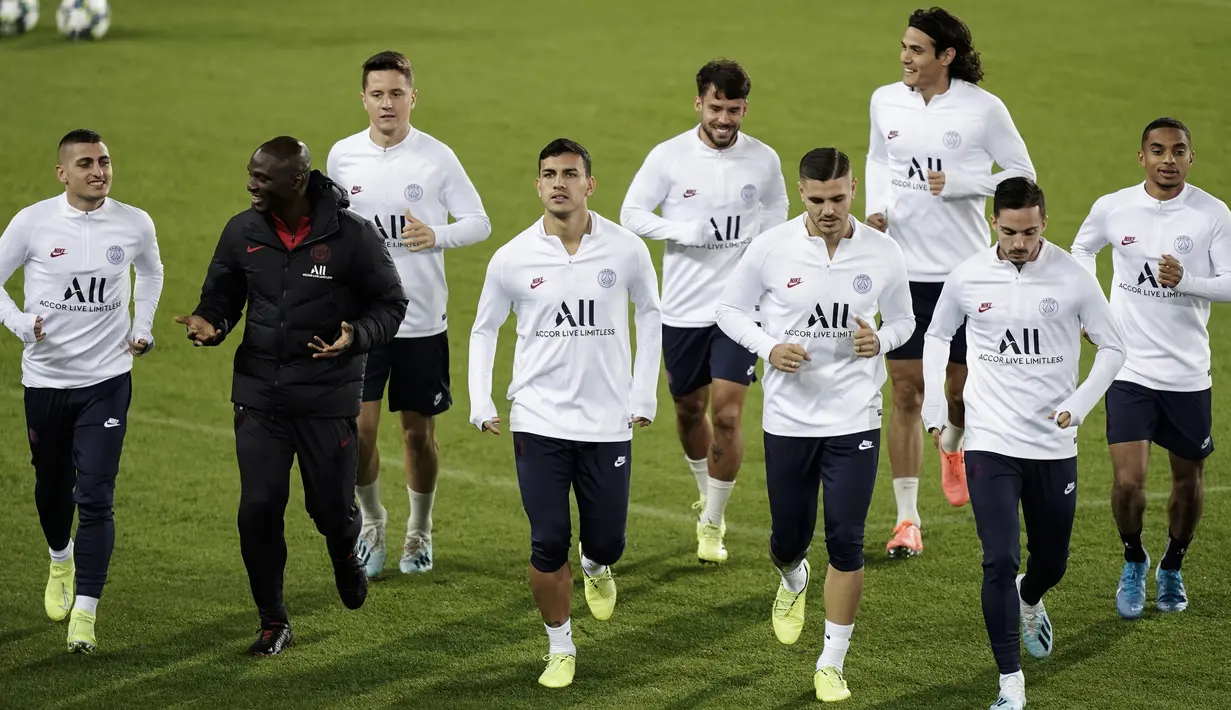 Para pemain Paris Saint-Germain (PSG) melakukan pemanasan saat mengikuti sesi latihan tim di Jan Breydel Stadium di Bruges (21/10/2019). PSG akan bertanding pada matchday ketiga Grup A Liga Champions melawan wakil Belgia, Club Brugge. (AFP Photo/Kenzo Tribouillard)
