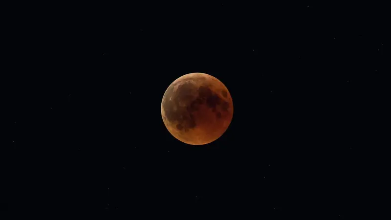 Fenomena Gerhana Bulan Total, atau Blood Supermoon, akan terjadi pada 20 Januari 2019 malam (AFP/Aris Messinis)