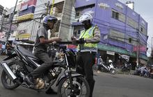 Ditanya surat perintah, polisi ini perlakukan warga laiknya penjahat