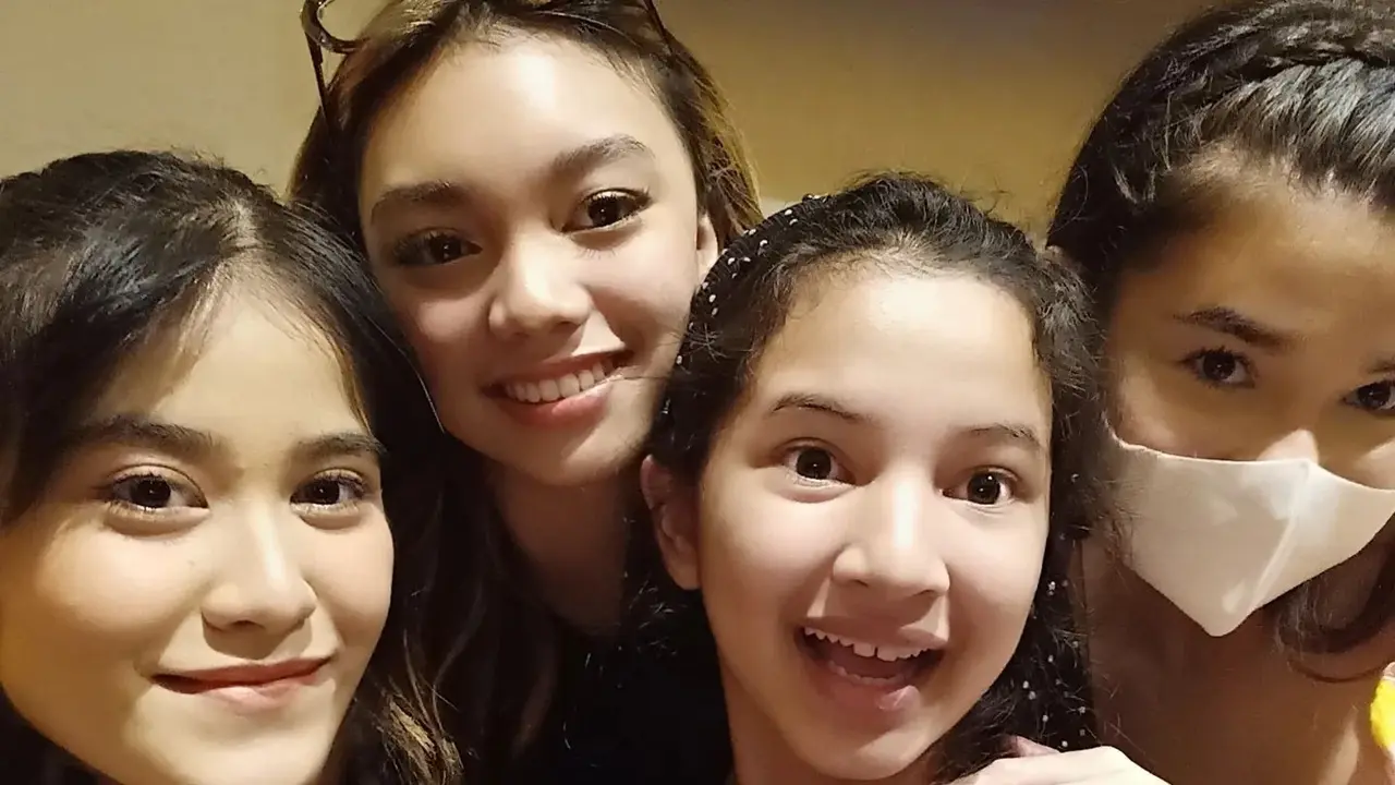 Nafiza Fatia Rani Pakai Dress Tapis Lampung