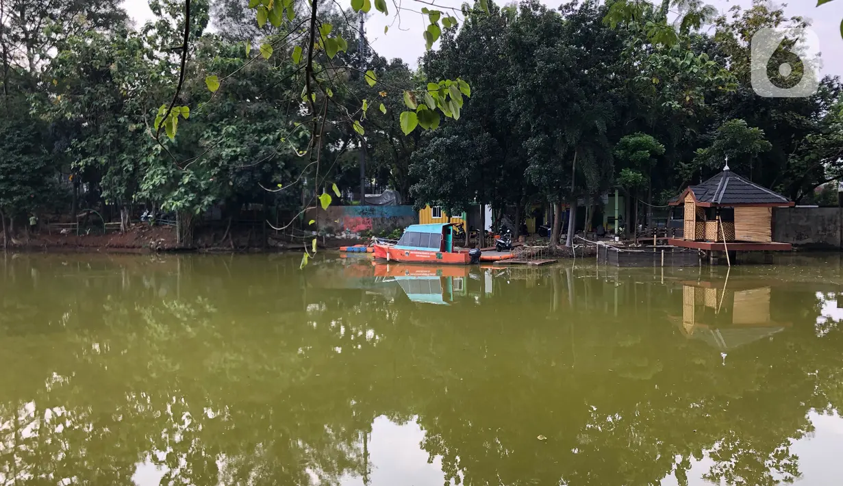 Suasana Waduk Rawa Dongkal di kawasan Cibubur, Jakarta Timur, Rabu (29/7/2020). Penataan waduk ini akan menggandeng pihak swasta melalui program penataan kawasan 1.000 danau. (Liputan6.com/Immanuel Antonius)