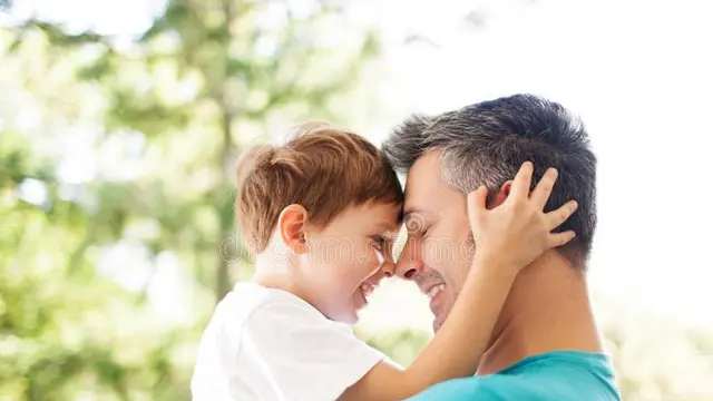 Ayah dan Anak. (foto: Pinterest/Dreamstime Stock Photos).