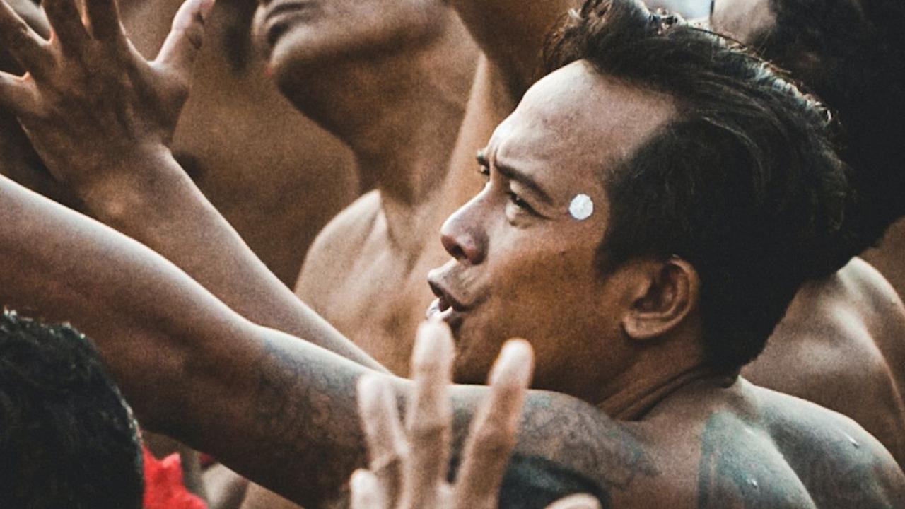 Ini menunjukkan bagaimana tari Kecak dipercaya sebagai ritual untuk memanggil dewi pelindung dan juga sebagai sarana untuk penyembuhan penyakit.
