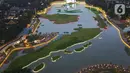 Foto udara memperlihatkan warna warni lampu Danau Archipelago di Taman Mini Indonesia Indah (TMII), Jakarta, Sabtu (31/12/2022). Pemerintah Provinsi DKI Jakarta akan memusatkan perayaan malam Tahun Baru 2023 di Taman Mini Indonesia Indah (TMII).  (Liputan6.com/Herman Zakharia)