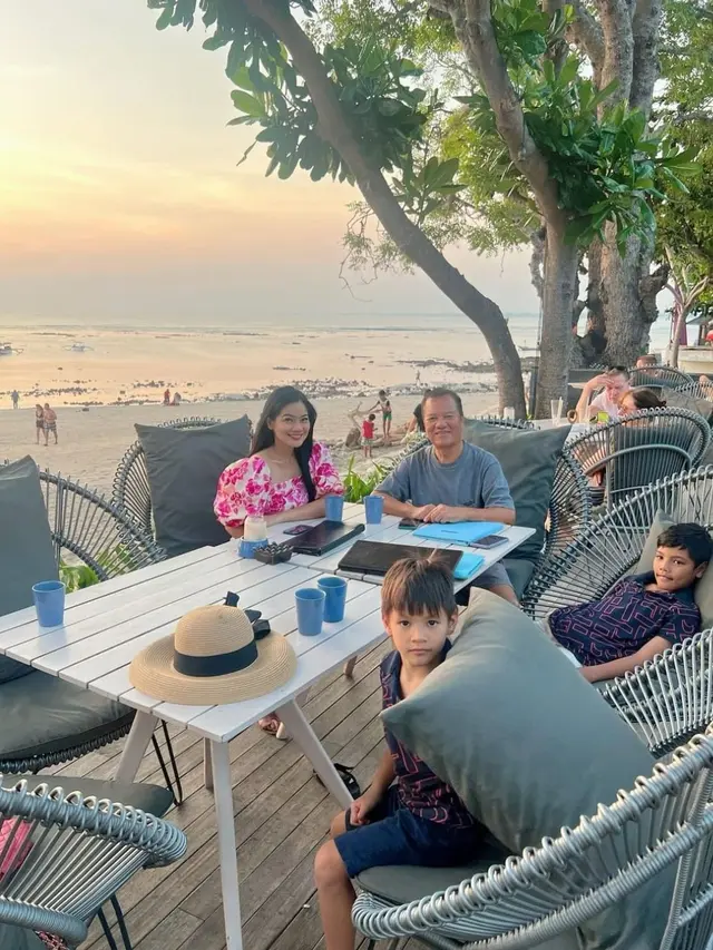 Titi Kamal Liburan di Bali